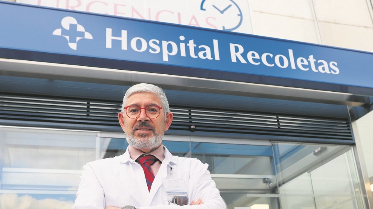 El cirujano Baltasar Pérez Saborido en la puerta del Hospital Campo Grande de Valladolid. PHOTOGENIC