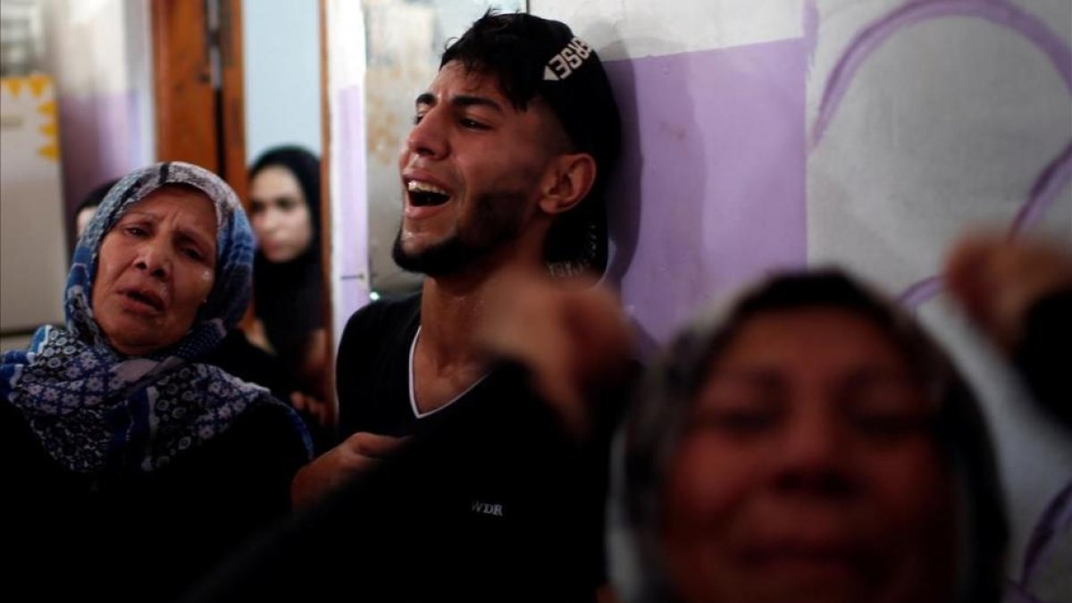 Palestinos, desgarrados por el dolor tras la muerte de unos familiares.-MOHAMMED SALEM