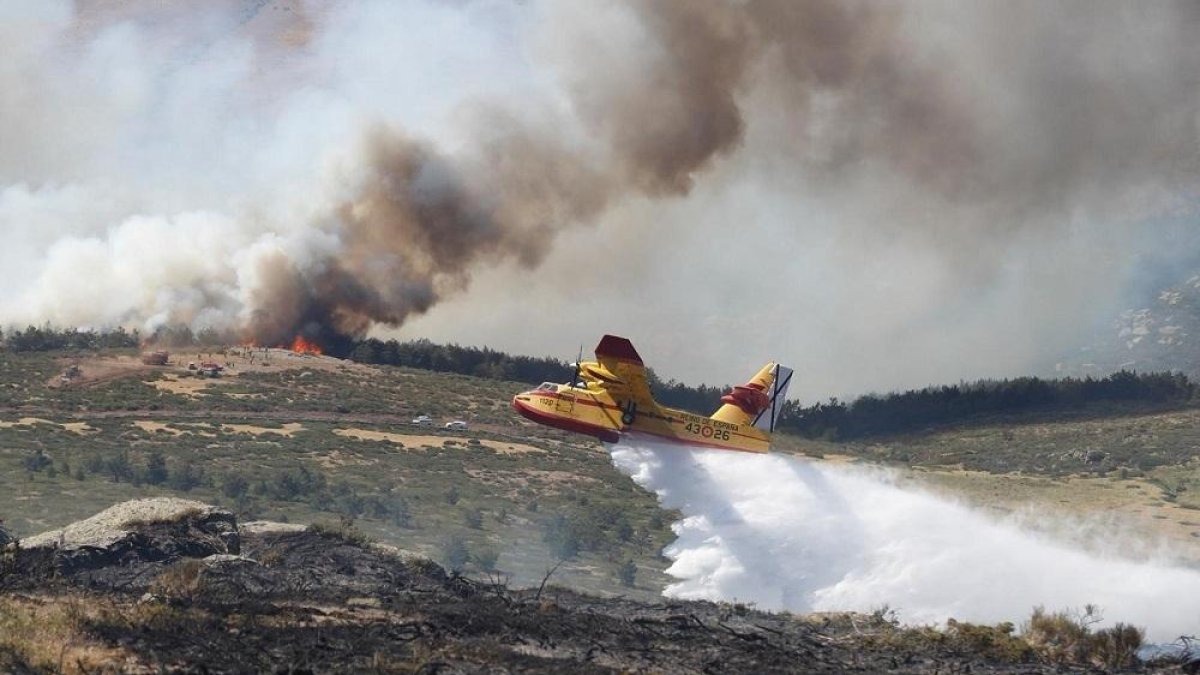 Un hidroavión arroja agua a la zona afectada por los incendios de Miraflores y La Granja-COMUNIDAD DE MADRID