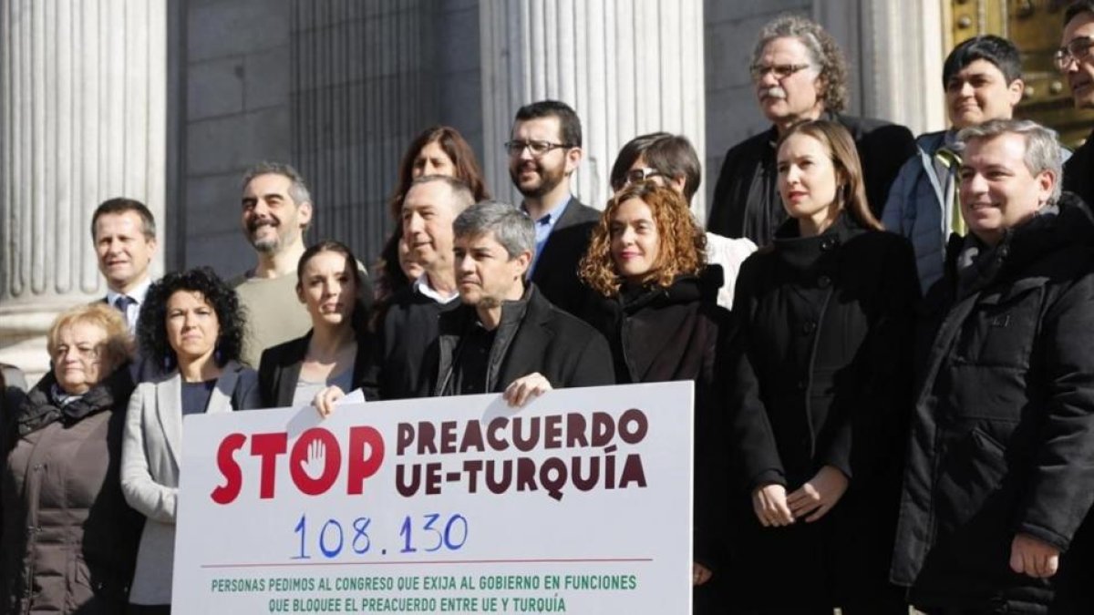 Protesta de diputados de distintos grupos contra el preacuerdo entre la UE y Turquía sobre refugiados a las puertas del Congreso.-AGUSTIN CATALAN