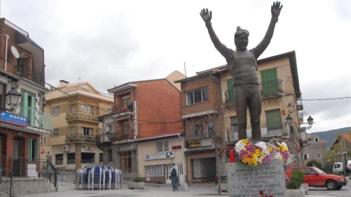 La estatua de Fernández Ochoa en Cercedilla (Madrid).-PEDRO CARRERO