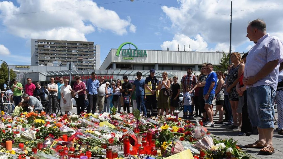 Flores en el lugar de la masacre en Munich.-AFP