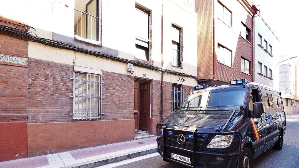 La Policía Nacional circula por delante de uno de los portales de Padre Manjón donde hay familias aisladas.- PHOTOGENIC/MIGUEL ÁNGEL SANTOS