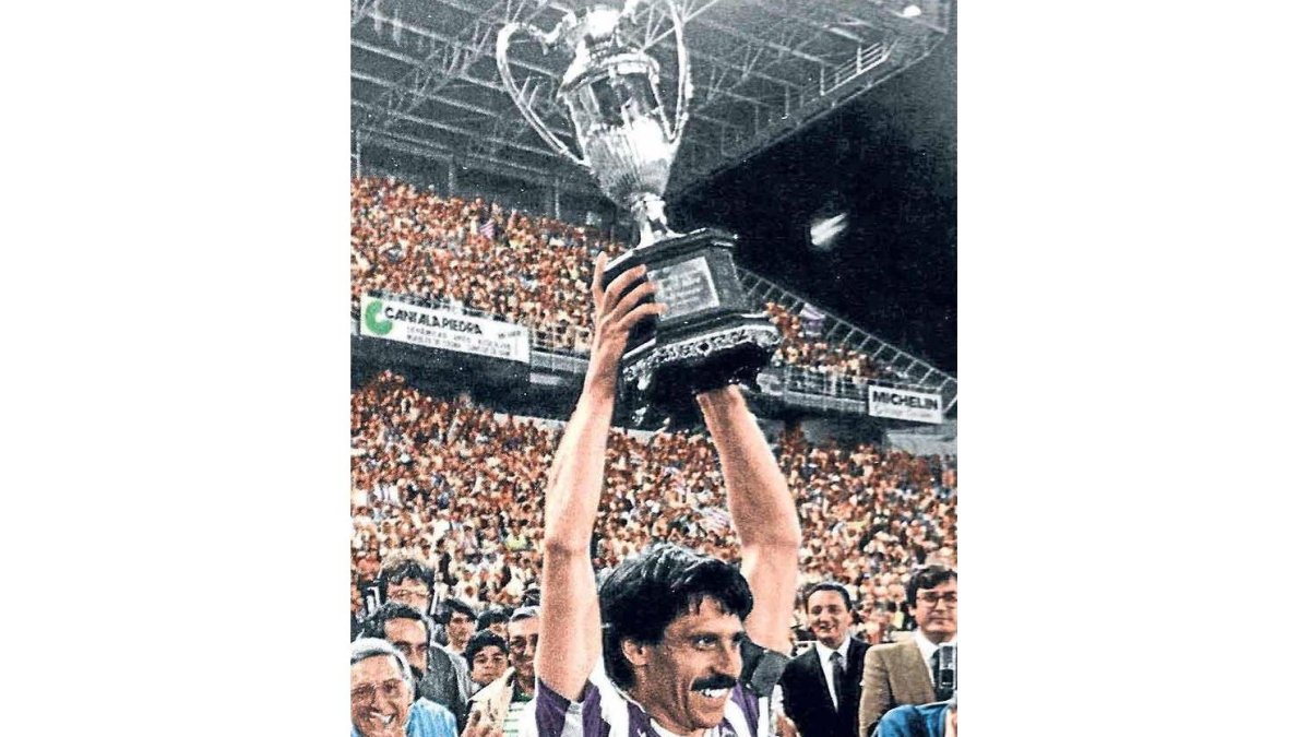 Pepe Moré levanta la Copa de la Liga en 1984. / RV