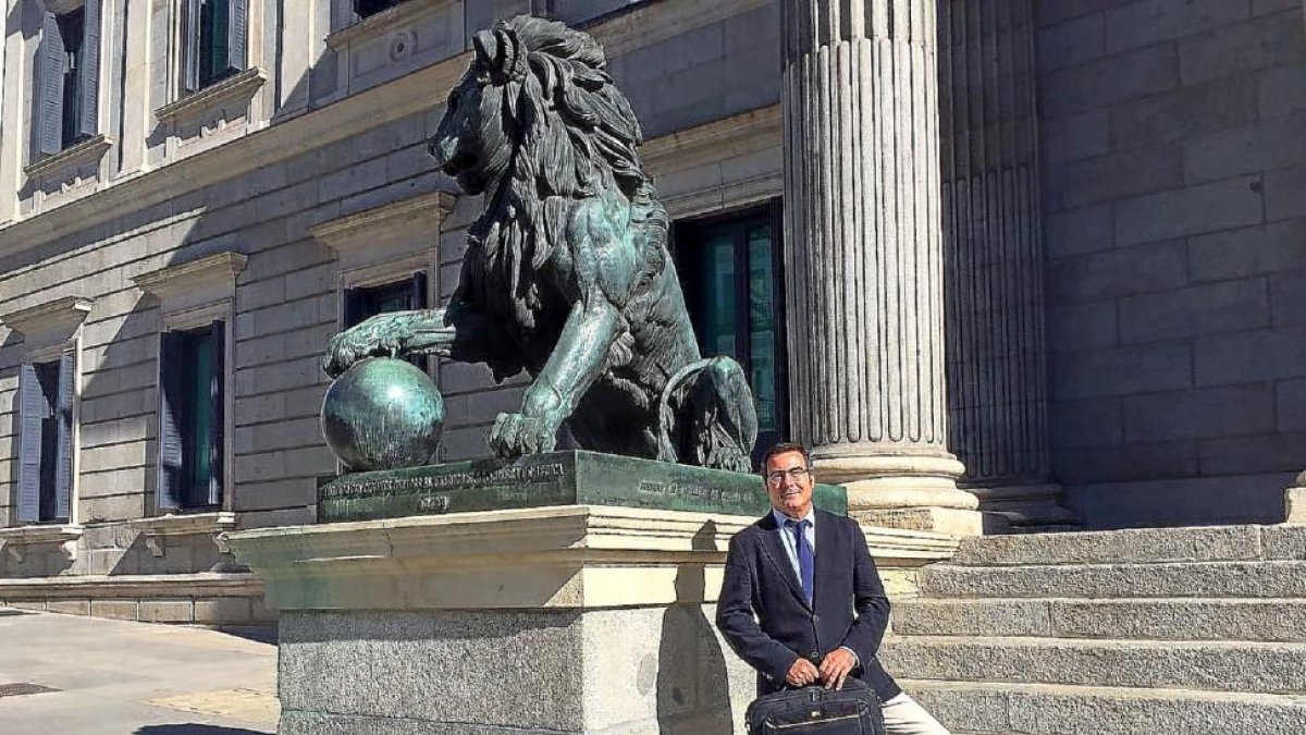 Guillermo Delgado en la escalera del Congreso de los Diputados, minutos antes de registrar su propuesta.-EL MUNDO