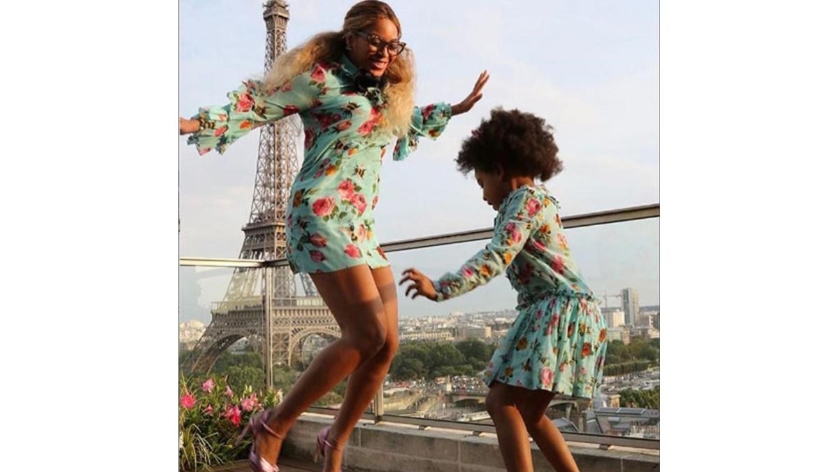 Beyoncé y su hija Blue Ivy saltan ante la torre Eiffel.-INSTAGRAM