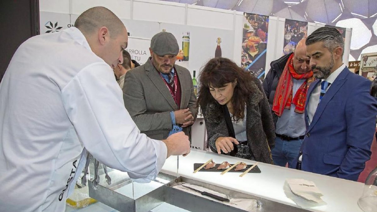 Ana Redondo y Jaime Fernández observan las creaciones de los cocteleros.-Photogenic