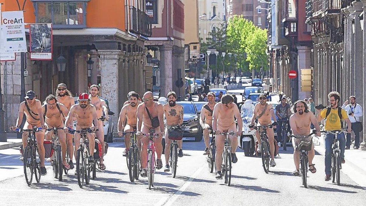 El grupo de ciclistas desnudos atraviesan Fuente Dorada.-PABLO REQUEJO