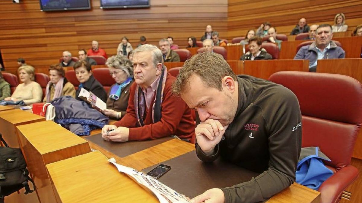 Los visitantes observan los folletos informativos en las Cortes-Ical