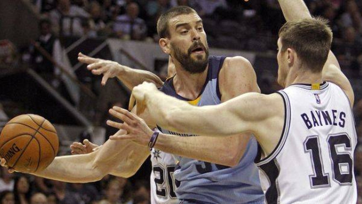 Marc Gasol trata de deshacerse de Aron Baynes, durante el partido que ha enfrentado a los Grizzlies y los Spurs en San Antonio.-Foto: AP / MICHAEL THOMAS