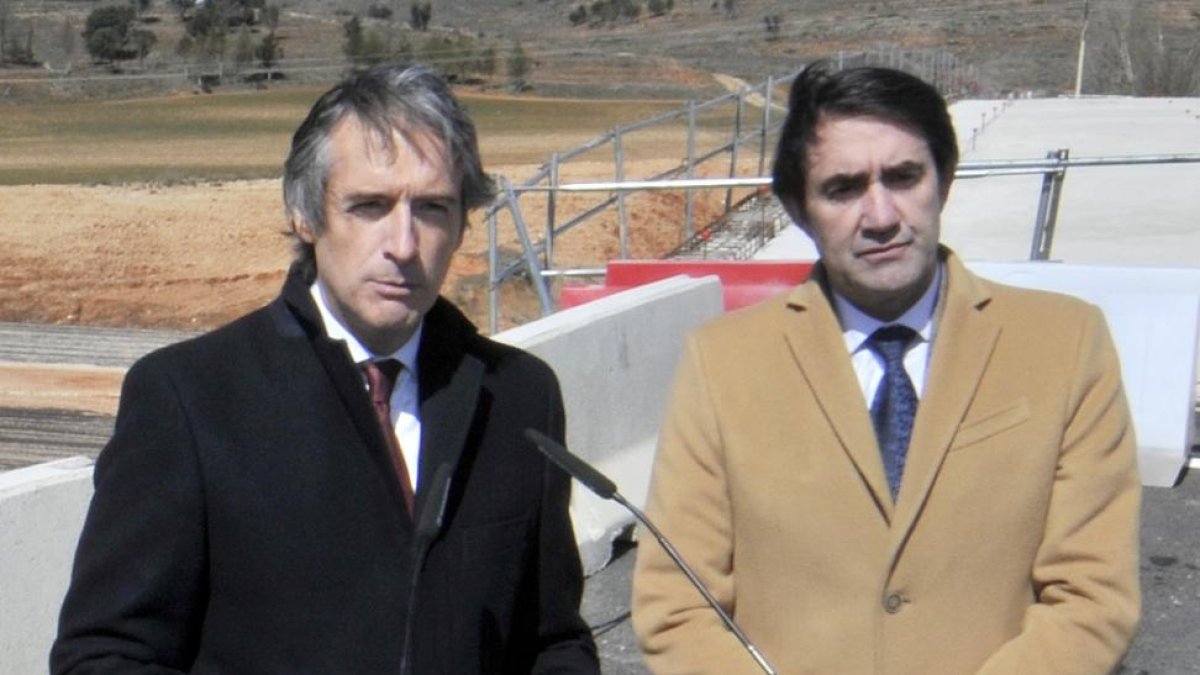 El ministro Íñigo de la Serna y el consejero Suárez-Quiñones.-VALENTÍN GUISANDE