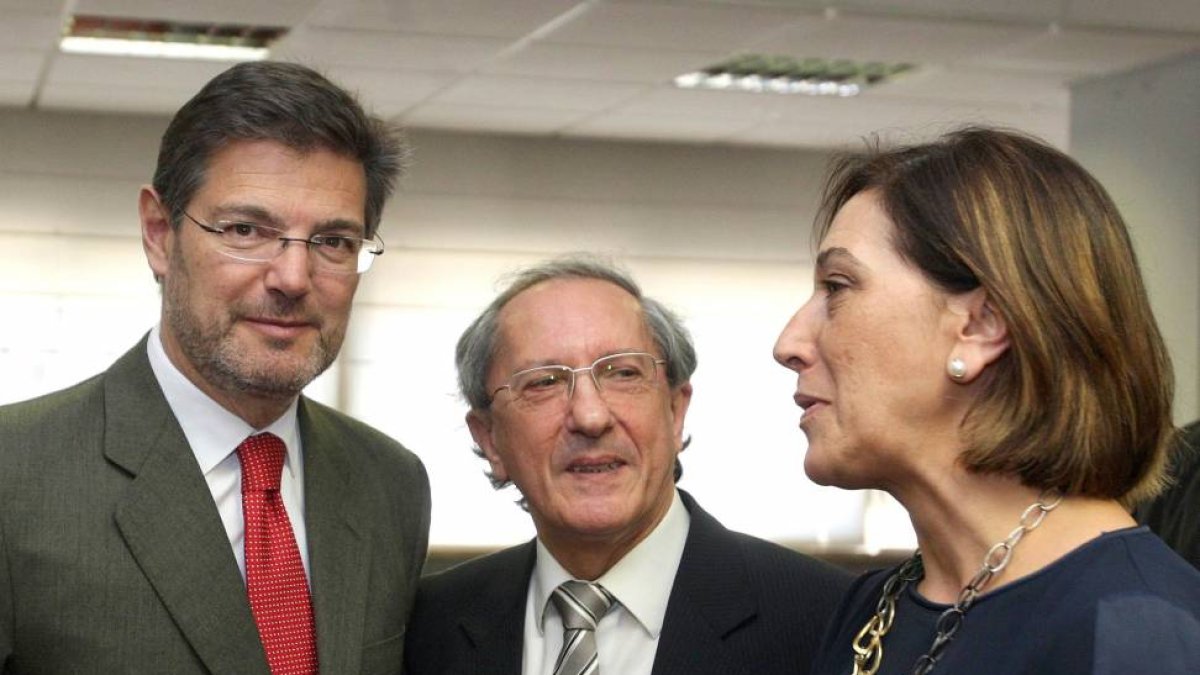 El ministro de Justicia, Rafael Catalá (I), conversa con el presidente de la Audiencia Provincial, Feliciano Trebolle, y la fiscal jefe Esther Pérez, en la presentación del proyecto Campus de la Justicia de Valladolid-Ical