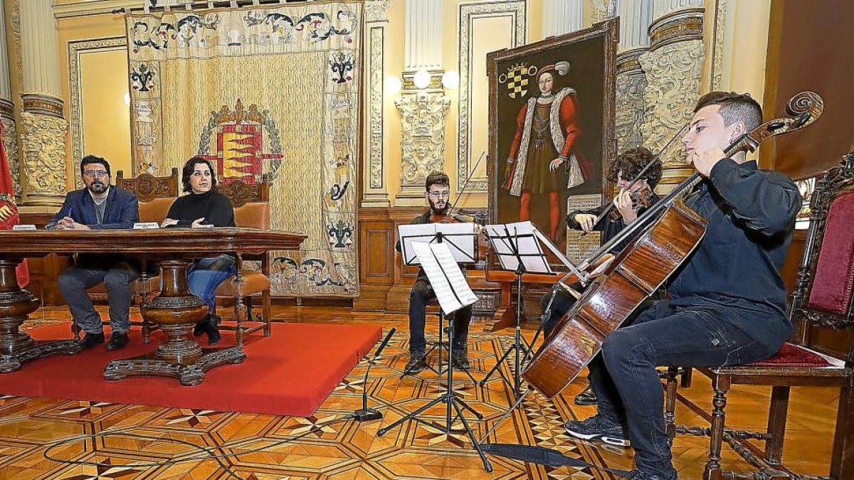 Alberto Bustos y Concepción Hernández contemplan a tres alumnos tocando.-C. A.