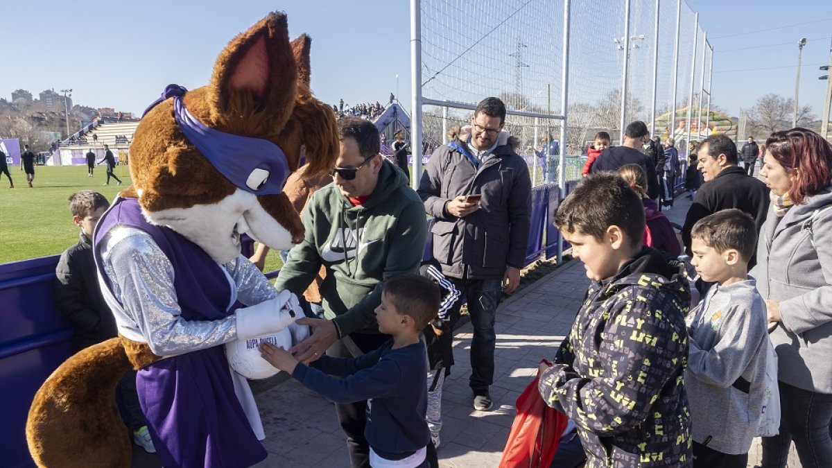 Pepe Zorrillo firma autógrafos durante el Entrenamiento de la Afición./PABLO REQUEJO