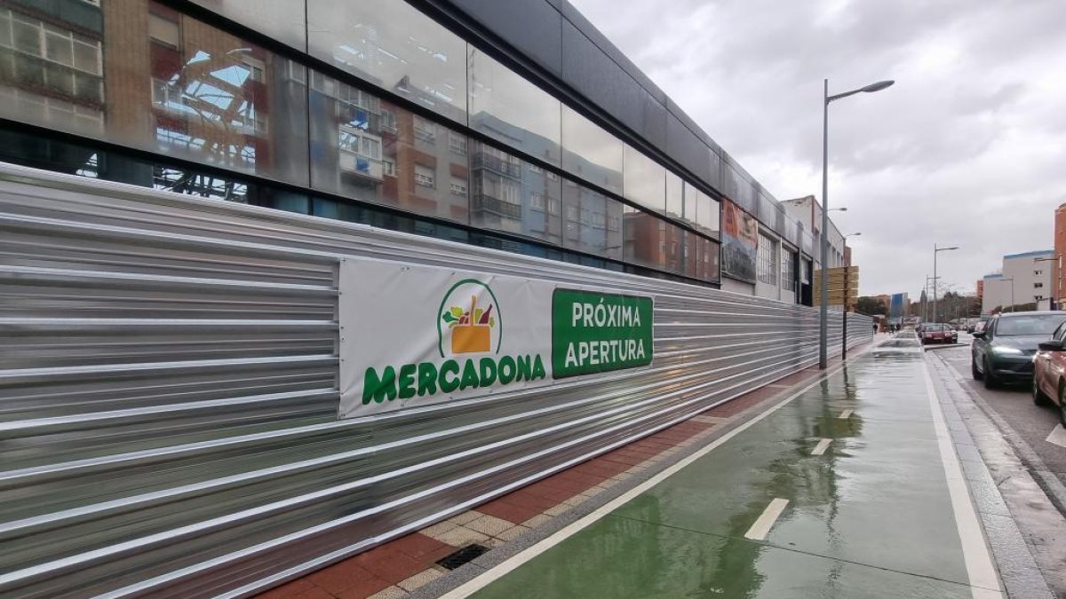 Cartel informativo en la tienda de Mercadona que abrirá sus puertas en noviembre en Delicias. -PHOTOGENIC