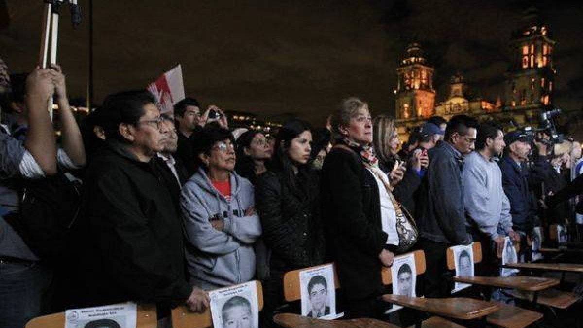 Miles de mexicanos se manifiestan para exigir la aparición de los 43 estudiantes de Iguala, este miércoles en Ciudad de México.-Foto: EFE / MARIO GUZMÁN