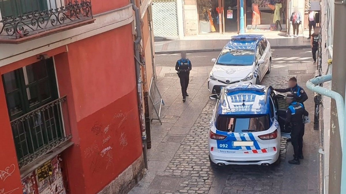 Momento de la detención durante este domingo de una mujer en la calle Ramón Núñez de Valladolid.- EUROPA PRESS