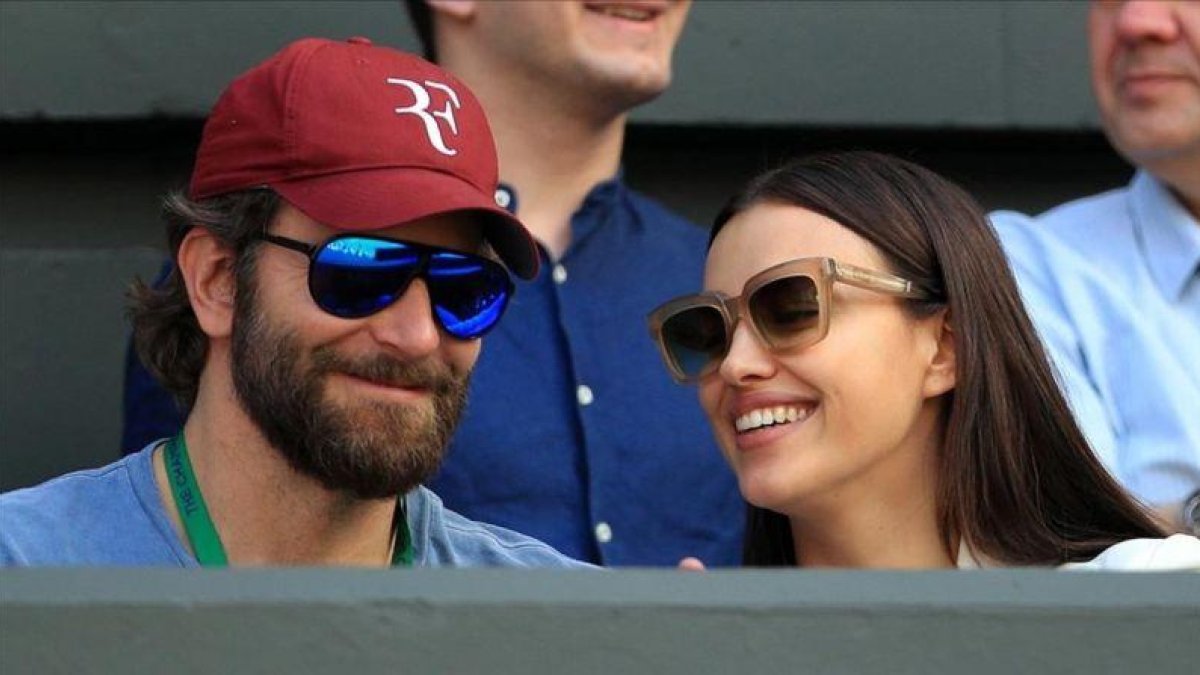 Una imagen de archivo de Bradley Cooper e Irina Shayk, en el torneo de Wimbledon, en julio del 2016.-JOHN WALTON