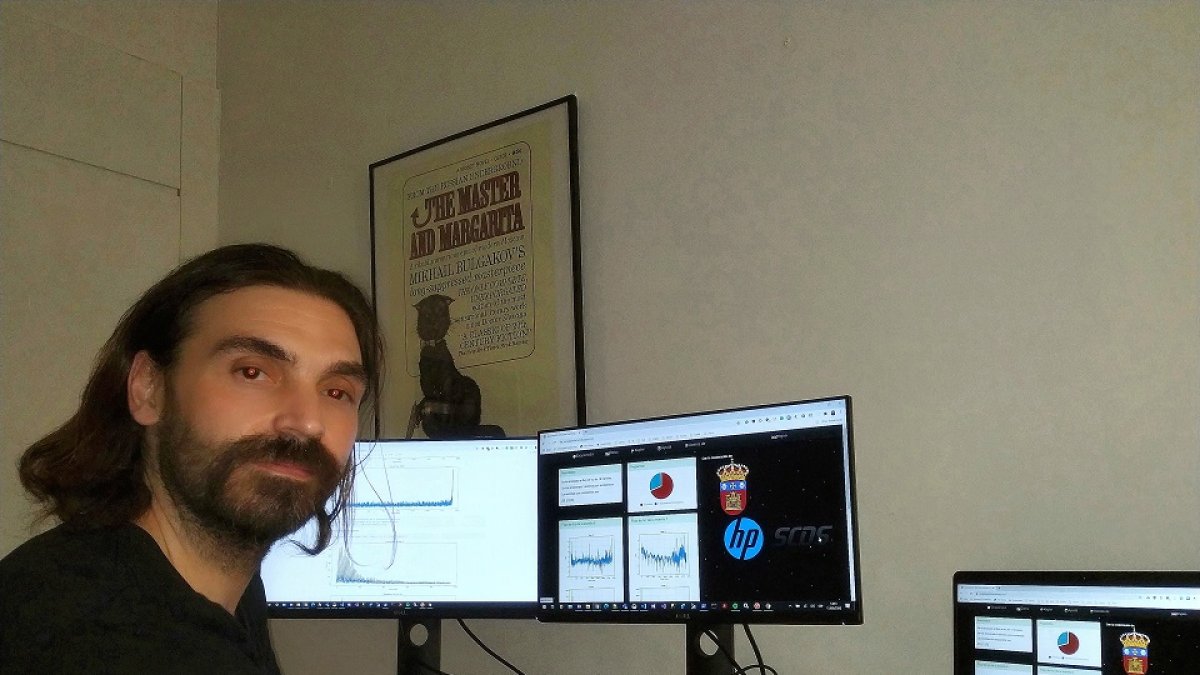 El alumno del Grado de Ingeniería Informática de la Universidad de Burgos Jesús María Herruzo muestra el proyecto en su ordenador. - EL MUNDO