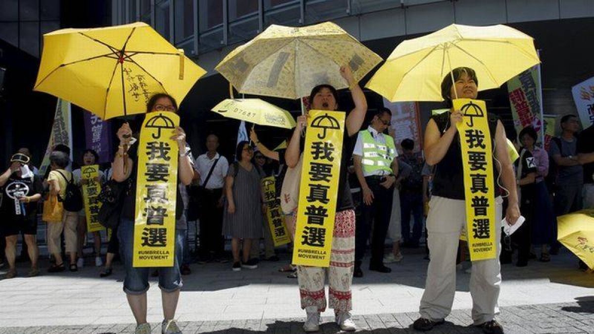 Manifestantes hongkoneses prodemocracia con paragüas amarillos, el símbolo de la revuelta estudantil en Hong Kong.-Foto: STRINGER / HONGKONG