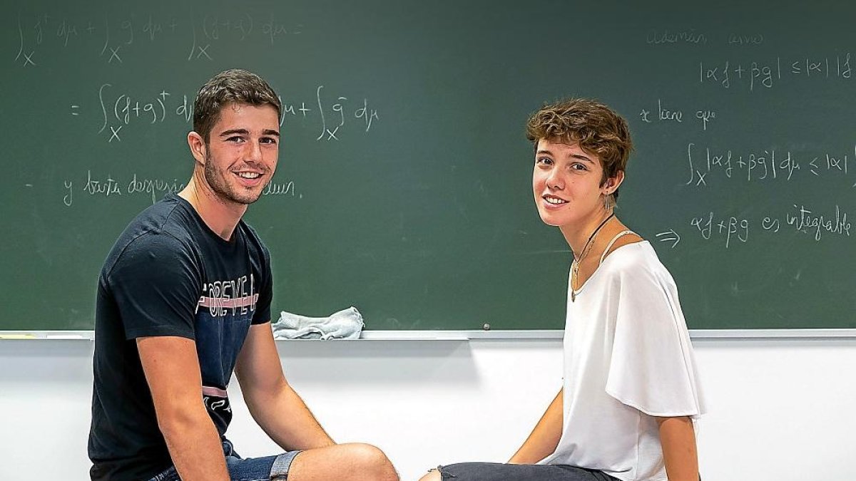 Sergio Martínez y Elvira Pérez, estudiantes del grado de Matemáticas en la Universidad de Valladolid.-PABLO REQUEJO
