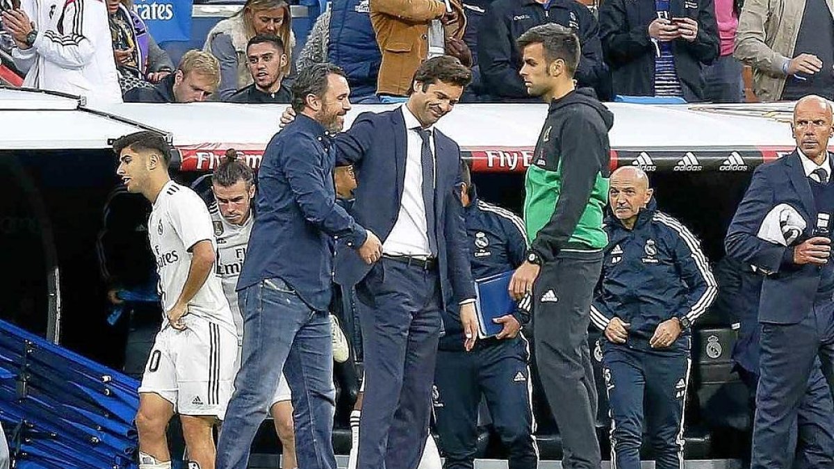 Los entrenadores Sergio y Solari se saludan al final del partido.-PHOTO-DEPORTE