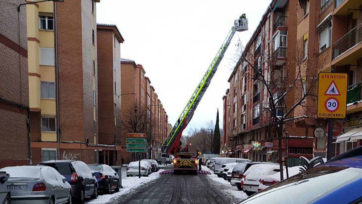 Los bomberos trabajando en la calle Soto de la capital vallisoletana. ICAL