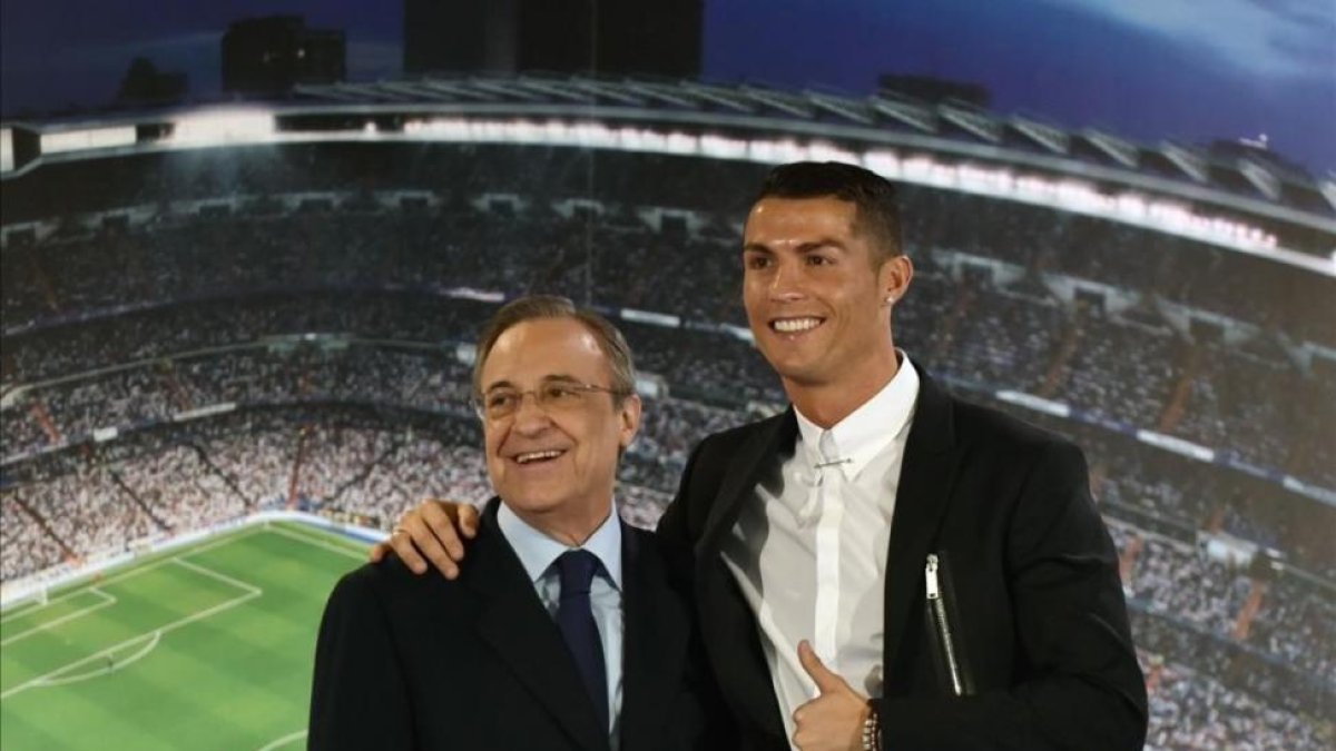 Florentino Pérez y Cristiano Ronaldo, el pasado 7 de noviembre cuando fue ampliado el contrato del portugués hasta el 2021.-AFP / GERARD JULIEN