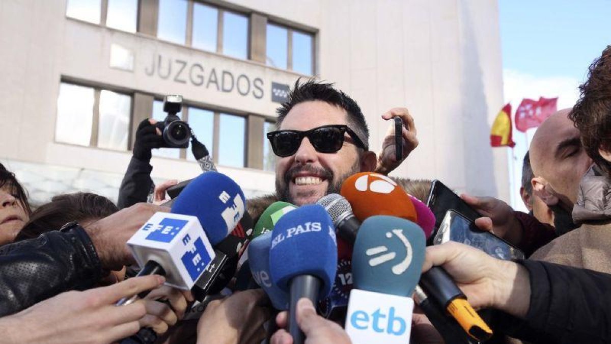 Dani Mateo, a la salida de los juzgados de Plaza de Castilla.-DAVID CASTRO