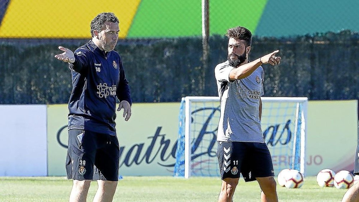 Daniele Verde, junto a Sergio González en su primer entrenamiento con el Valladolid.-J. M. LOSTAU