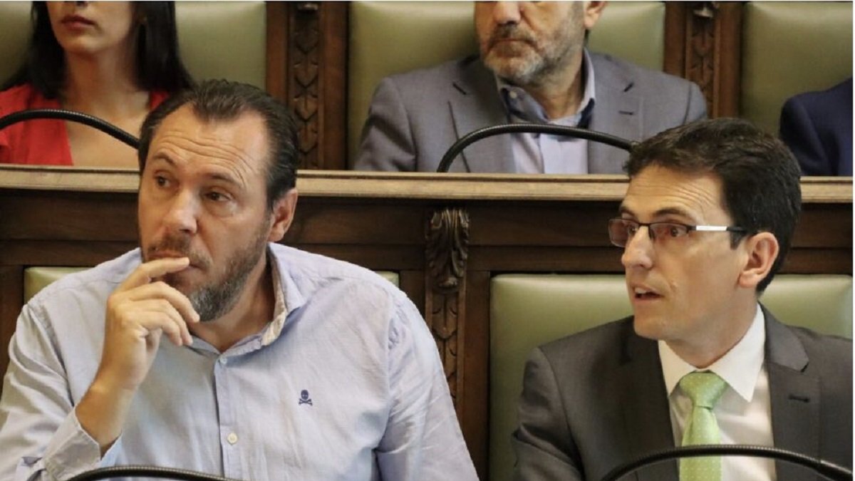 Óscar Puente y Pedro Herrero en uno de los últimos plenos en el Ayuntamiento de Valladolid. Twitter: Grupo PSOE Ayuntamiento Valladolid
