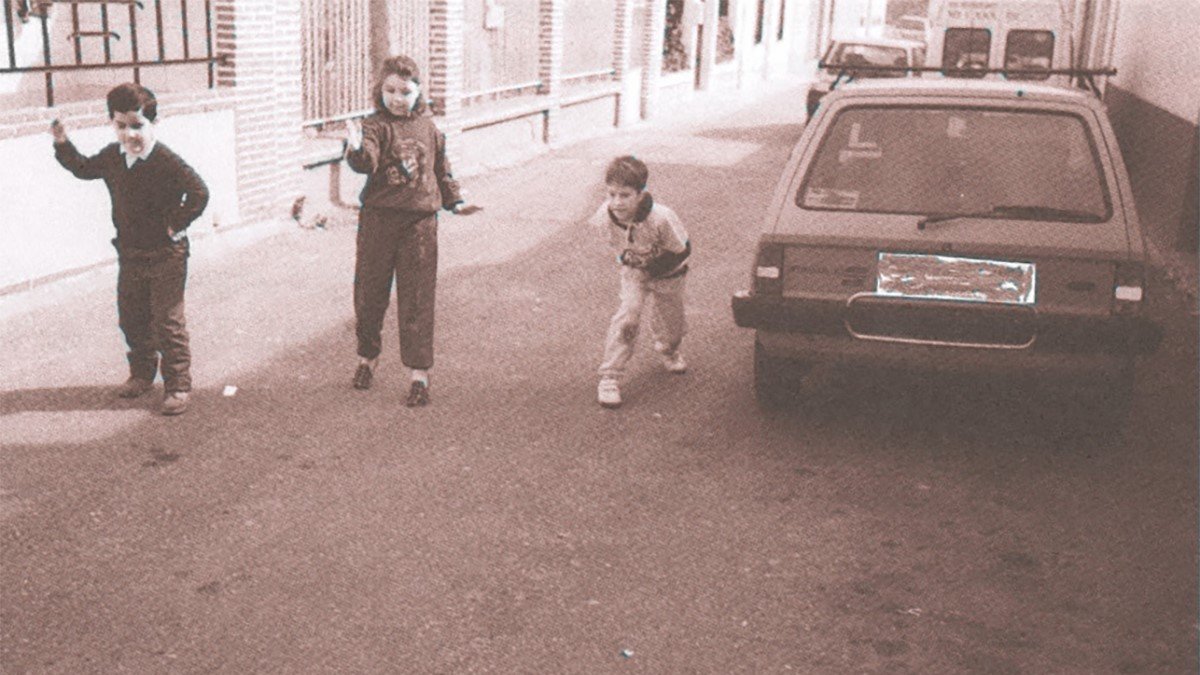 Niños jugando en la calle Villabrágima del barrio Las Villas de Valladolid hace años. | Imagen del libro 'El Lagar de Barahona' de José Antonio Gaviero