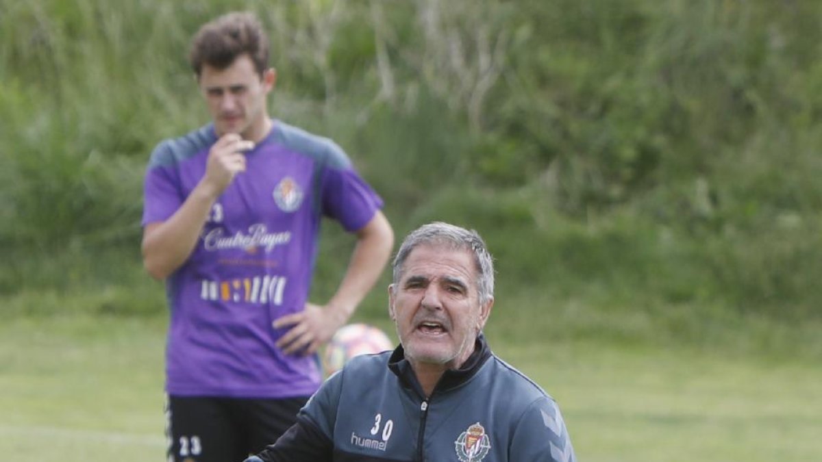 El entrenador Paco Herrera en plena bronca, con Drazic de testigo al fondo-J.M. Lostau