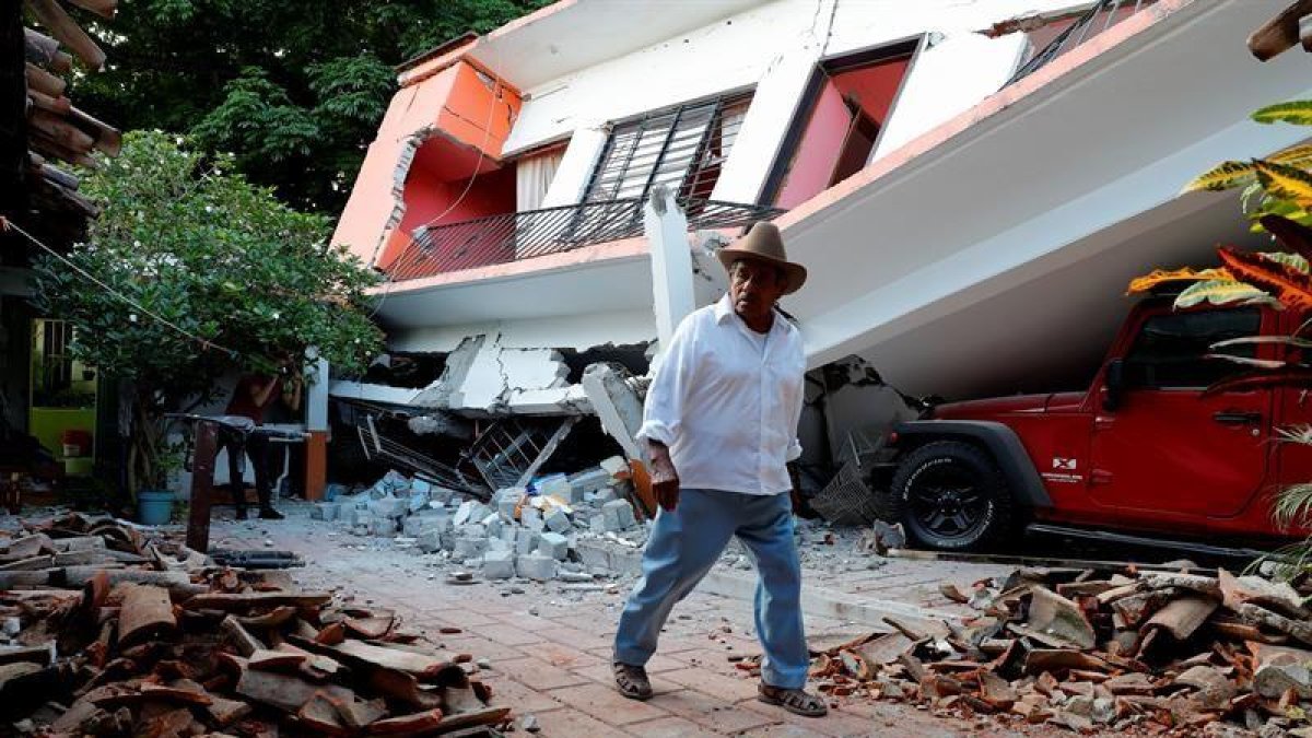 Un hombre camina junto a una vivienda destruida ayer en el municipio de Juchitán, Oaxaca (México), uno de los lugares más afectados por el terremoto de magnitud 8,2 en la escala de Richter.-EFE