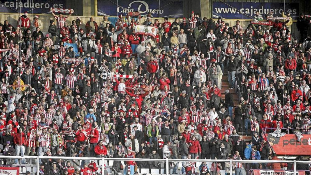 Afición sportinguista durante un partido en Zorrilla-MONTSE ÁLVAREZ