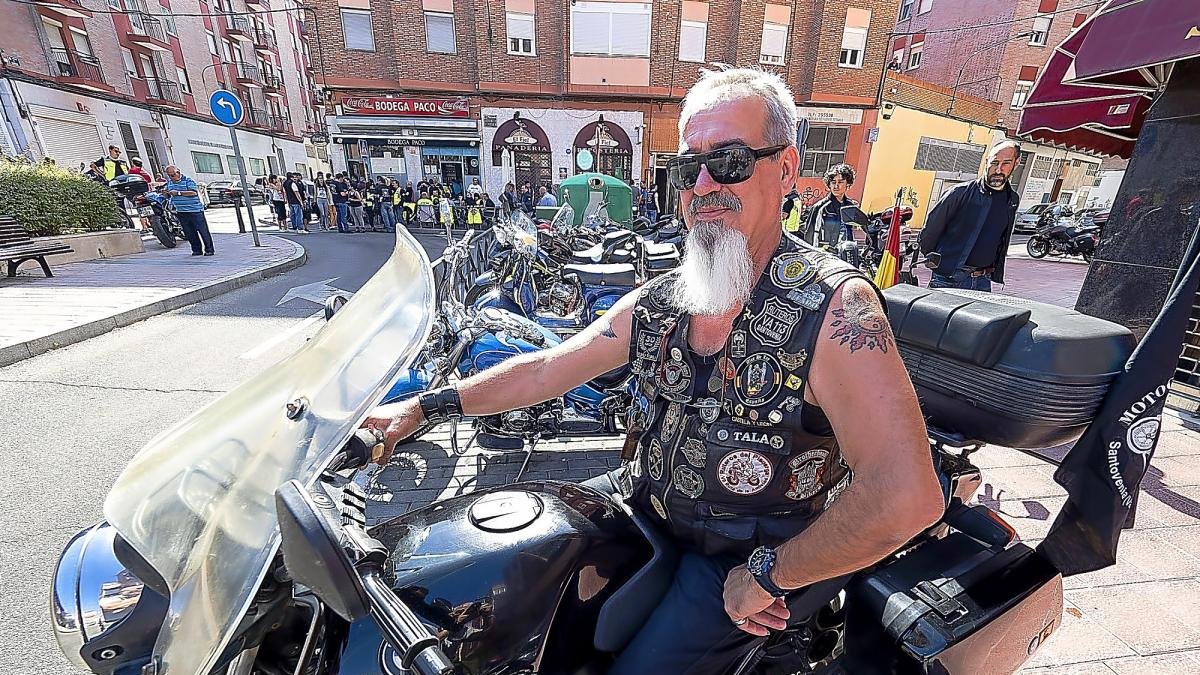 Un motorista en el Tercer desfile de banderas peñeras, ayer, en la Plaza Gutiérrez Semprún.-PABLO REQUEJO / PHOTOGENIC