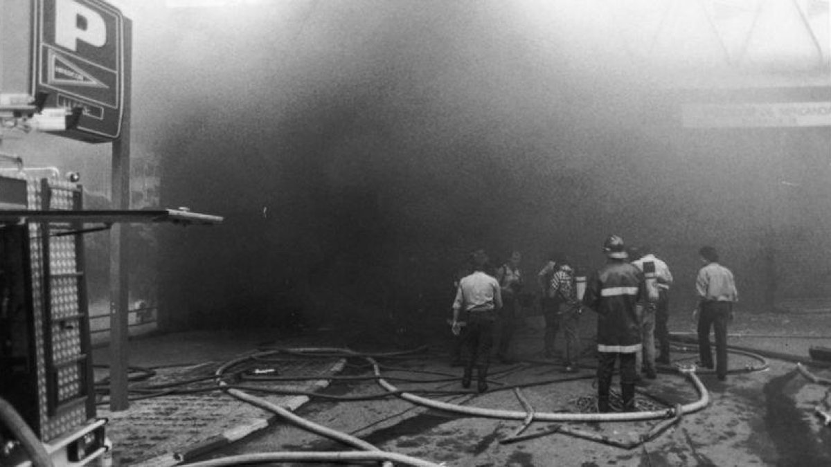 Los almacenes de Hipercor, poco después de la explosión de la bomba de ETA, el 19 de junio de 1987.-XAVIER JUBIERRE