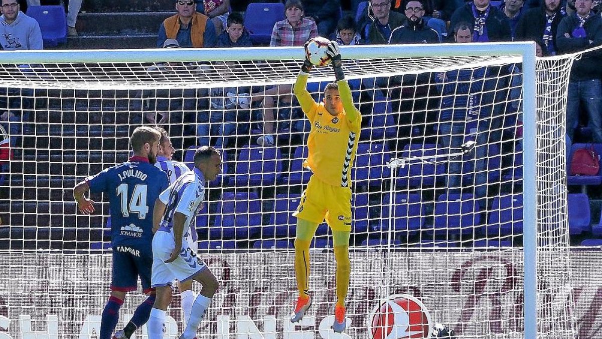 Masip atrapa el balón, con Nacho y Calero cerrando a Pulido.-J.M.L.