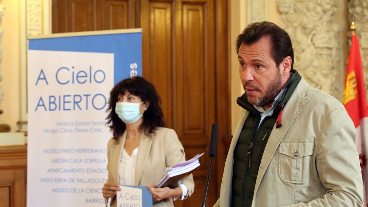 El alcalde de Valladolid, Óscar Puente, y la concejala de Cultura y Turismo, Ana Redondo, presentan la programación de verano “A cielo abierto”. - ICAL