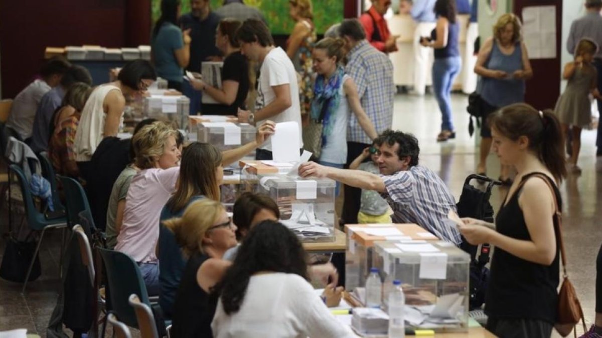 Ambiente en un colegio electoral el pasado 26-J-JULIO CARBÓ