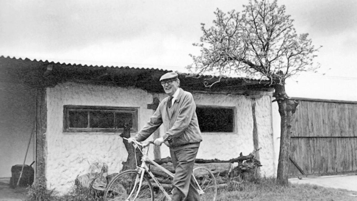 Miguel Delibes con su bicicleta.-EL MUNDO