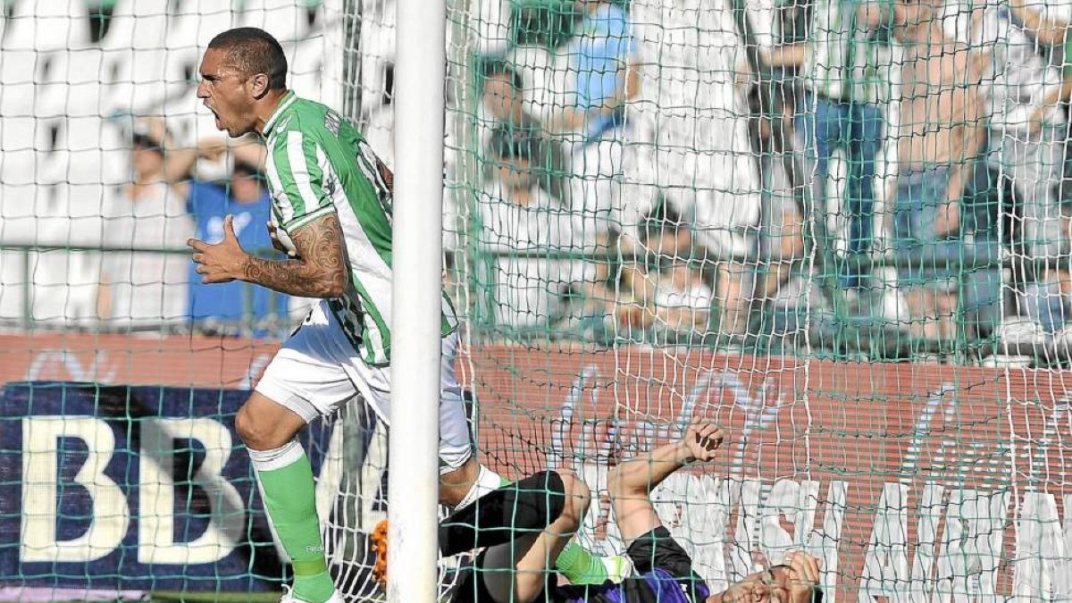 Braian Rodríguez celebra ante Peña uno de los goles del Betis-Real Valladolid de la temporada 13-14 investigado.-J.C. Vázquez