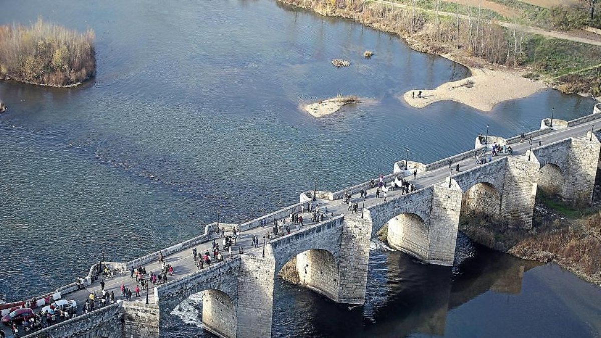 Vista aérea del Puente de Cabezón, durante una de las concentraciones vecinales que pidieron la construcción de un nuevo paso sobre el Pisuerga.-PABLO REQUEJO