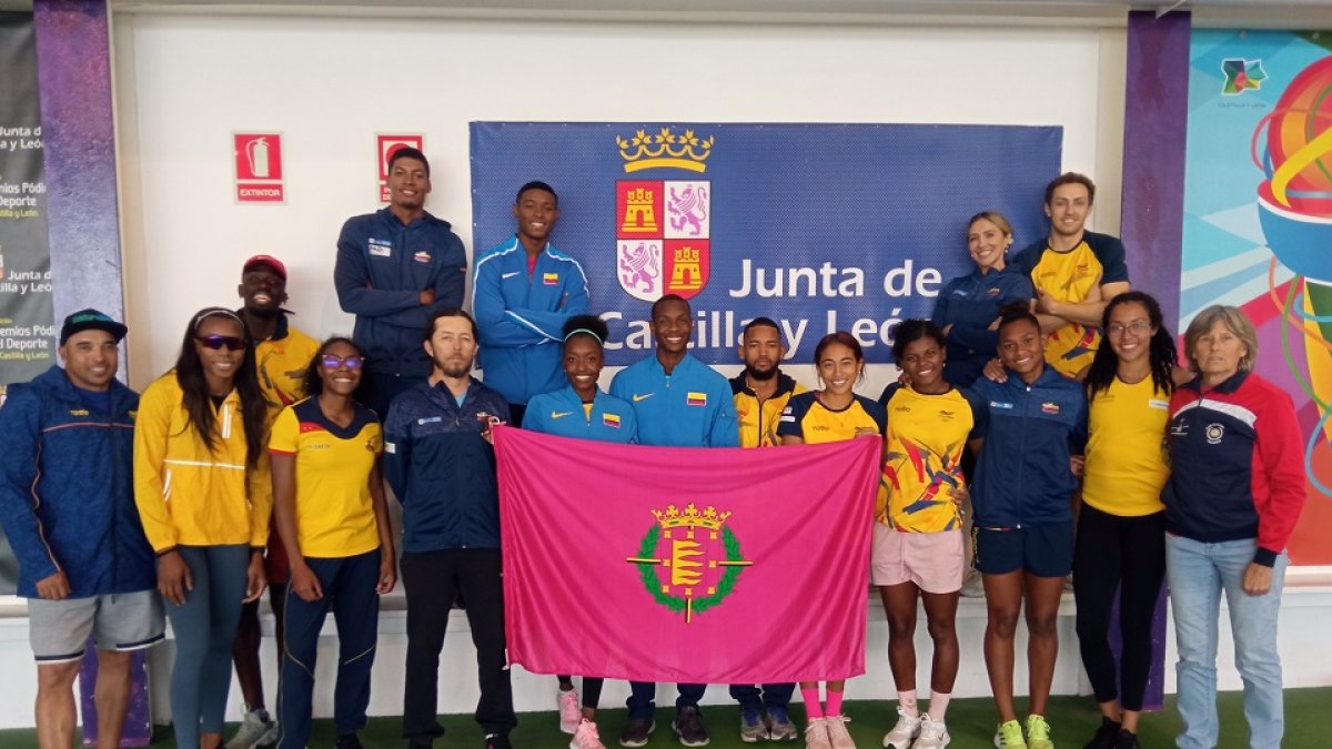La selección colombiana posa en el Módulo Río Esgueva junto a Ana Pérez (CAV Valladolid). / EL MUNDO