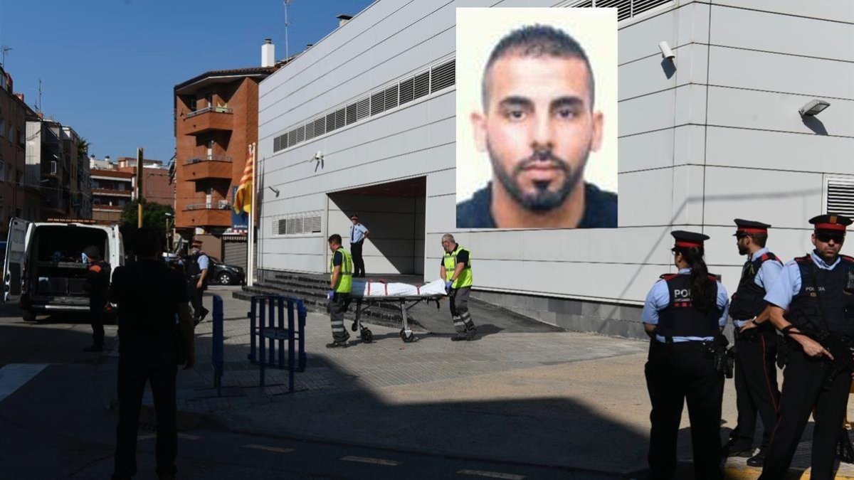 raslado del cadáver de Abdelouahab Taib, que el lunes 20 de agosto, ha asaltado la comisaría de los Mosso en Cornellà.-JORDI COTRINA