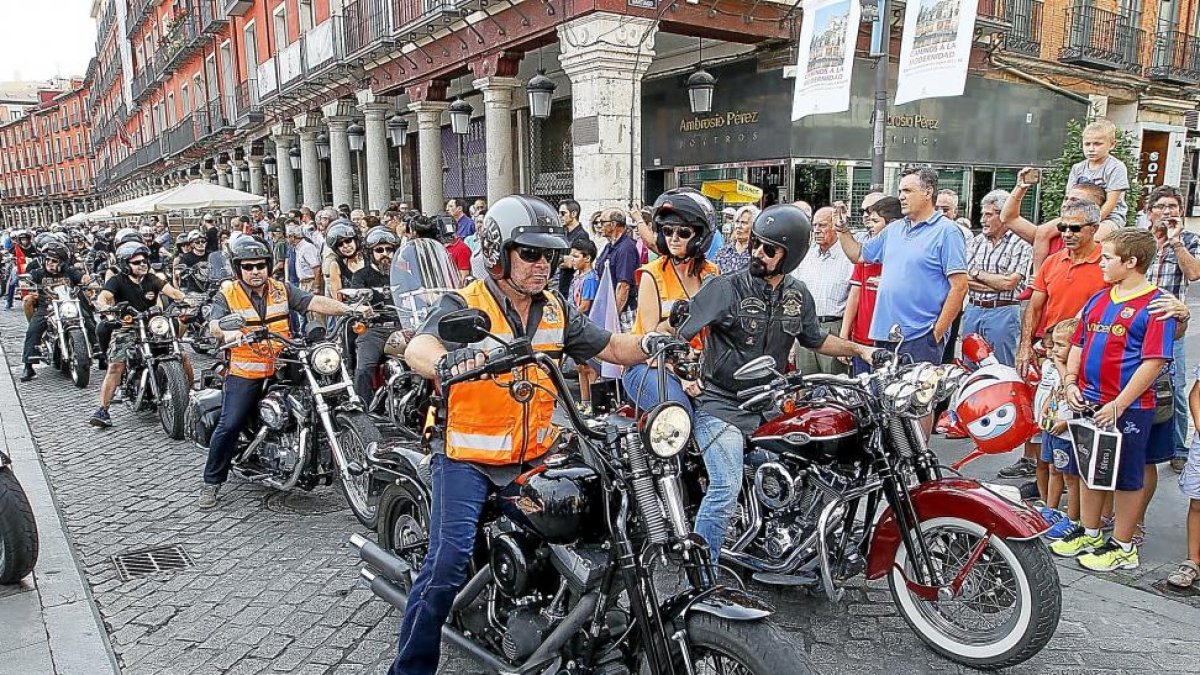 Concentración de motos Harley Davidson ayer en la Plaza Mayor.-J. M. LOSTAU