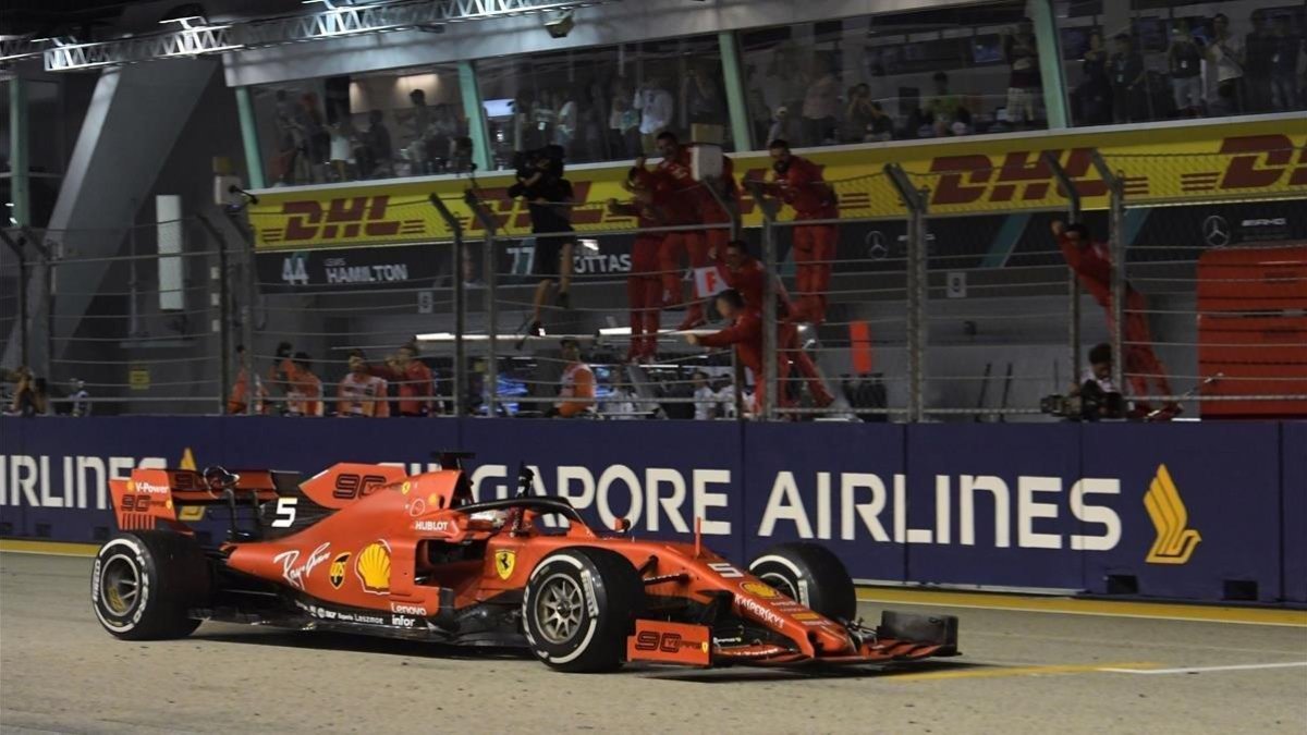 Vettel (Ferrari) logra una victoria en Singapur.-AFP / ROSLAN RAHMAN