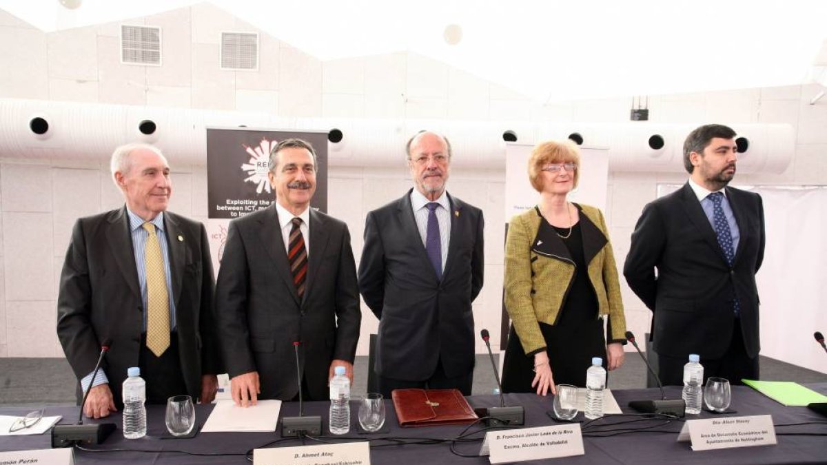 José Ramón Perán, director de la Fundación Cartif; Ahmet Ataç, alcalde de Tepebasi/Eskisehir; Javier León de la Riva, alcalde de Valladolid; Alison Stacey, responsable del Área de Desarrollo Económico del Ayuntamiento de Nottingham (Reino Unido); y Sergio-Ical