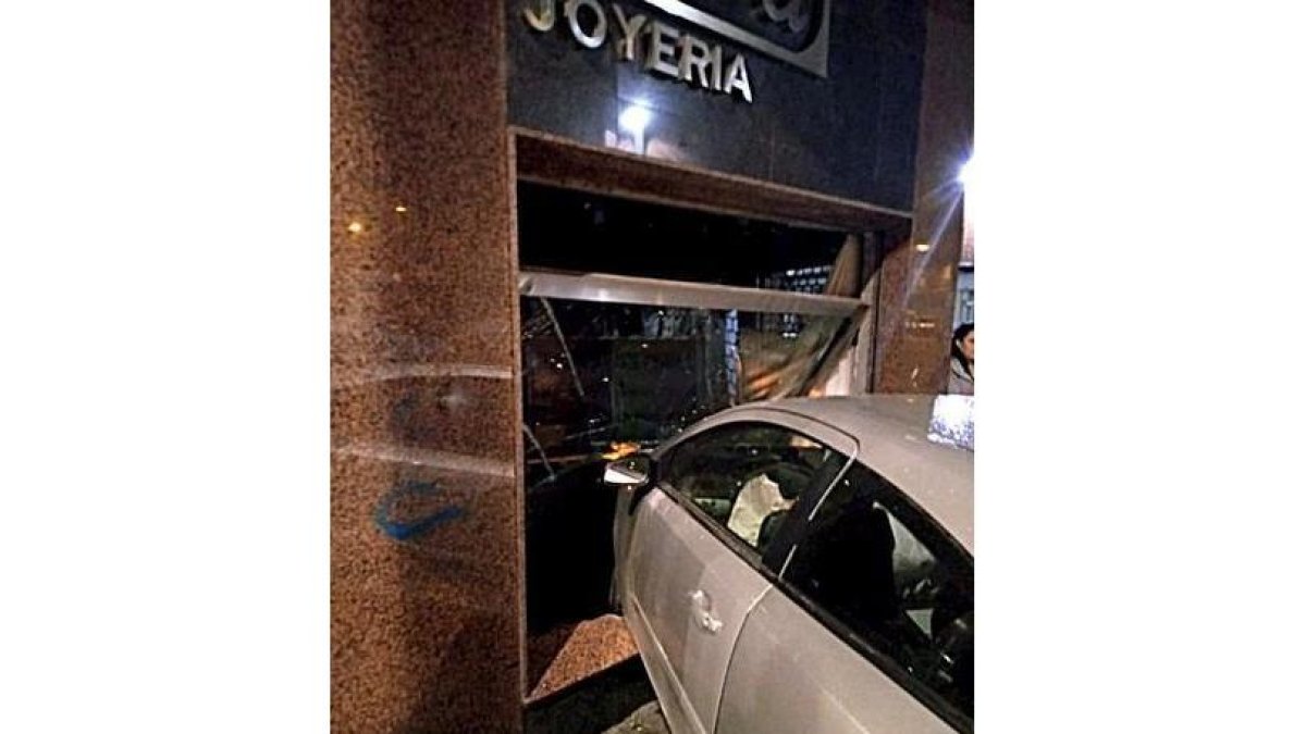 Un coche se empotra de madrugada contra el escaparate de una joyería en la avenida de Compostilla de Ponferrada.-ICAL