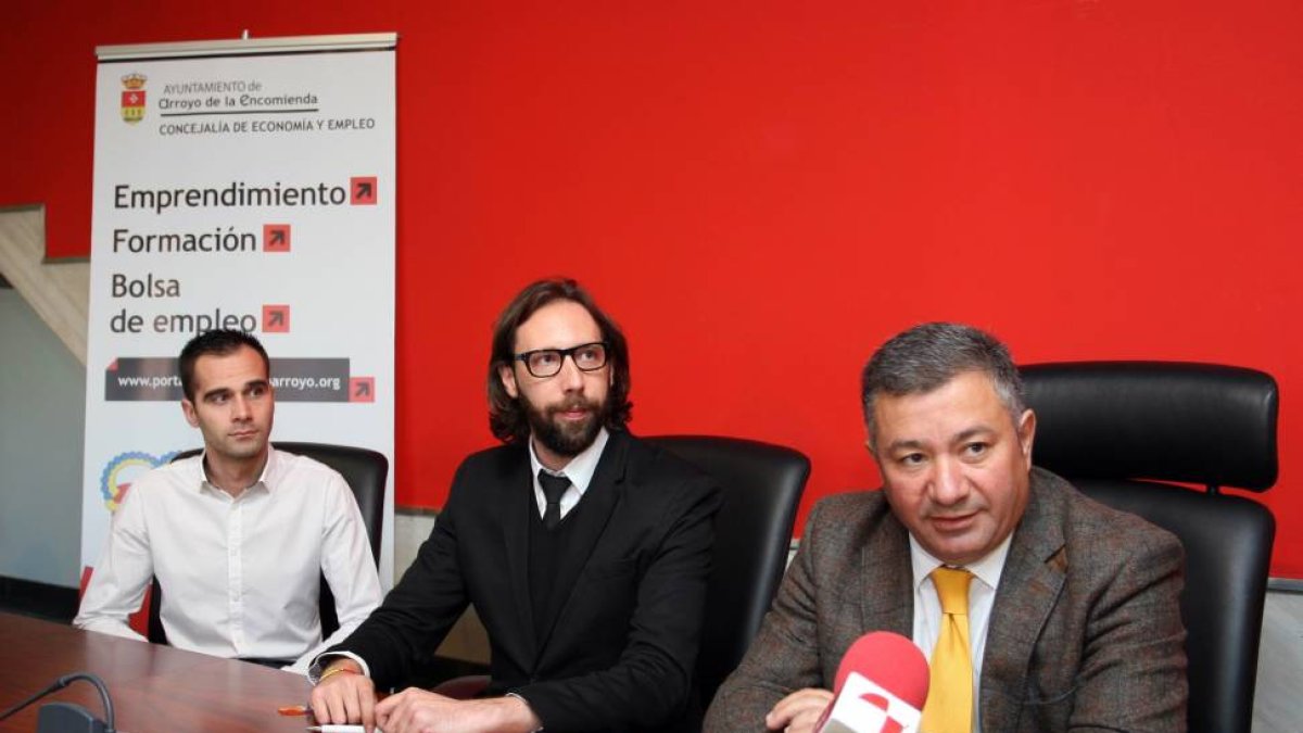 El alcalde de Arroyo, José Manuel Méndez, y el responsable de RRHH la empresa FNAC, José María López Ochando, firman un convenio para la apertura de una tienda de la cadena en la superficie comercial de Río Shopping. Junto a ellos, el director del nuevo e-Ical